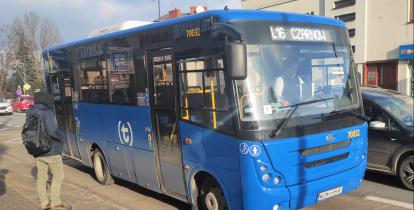 Niebieski autobus zatrzymał się w zatoczce autobusowej. Na wyświetlaczu znajduje się napis - L16 Czarnów. 