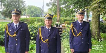 Trzech strażników miejskich ubranych w mundur służbowy. 
