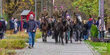 1.	Chodnikiem w Parku Zdrojowym na koniach jedzie czterech mężczyzn w ułańskich mundurach.