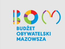 Tablica z logotypem Budżetu Obywatelskiego Mazowsza, u góry kolorowe litery skrótu BOM, pod nimi niebieskie napis Budżet Obywatelski Mazowsza