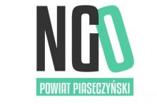 Grafika wektorowa. Duże litery skrótu NGO pod nimi tekst: powiat piaseczyński.