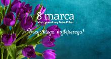 Na niebieskim tle bukiet fioletowych tulipanó oraz napis „8 marca, Międzynarodowy Dzień Kobiet, Wszystkiego najlepszego!”