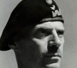 Czarno-biały portret (zdjęcie) mężczyzny w czapce wojskowej.