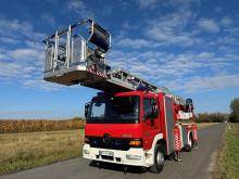 wóz strażacki na tle pól