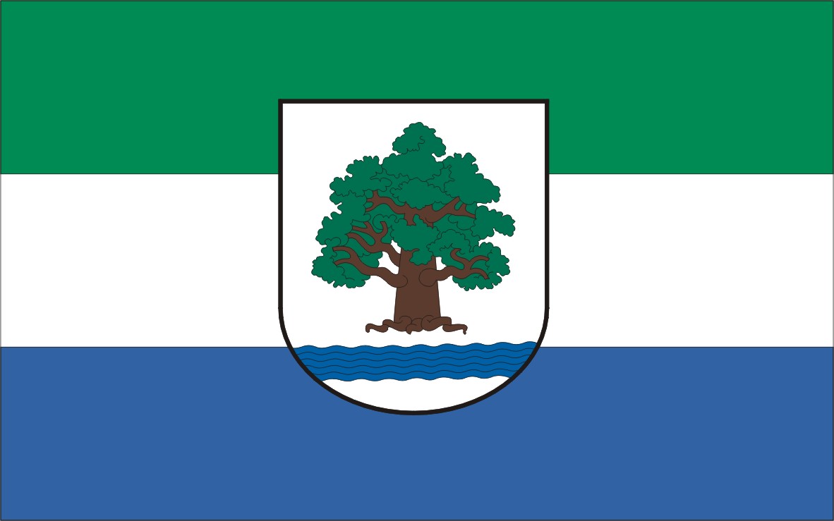 Flaga składająca się z trzech kolorowych poziomych  pasów. Na górze jest kolor zielonym, w środku biały, na dole niebieski. W środkowej części flagi umieszczony jest herb gminy (dąb z brązowym pniem i zieloną koroną, pod nim płynie niebieska rzeka). 