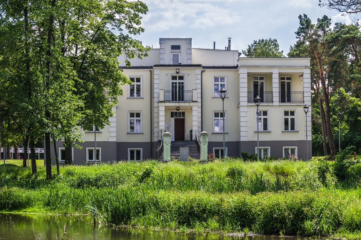Willa Hugonówka – obecna siedziba Konstancińskiego Domu Kultury (prostokątna, prosta bryła, trzy kondygnacje, dużo okien, jasna elewacje). Przed budynkiem rosną wysokie drzewa i trawy. 