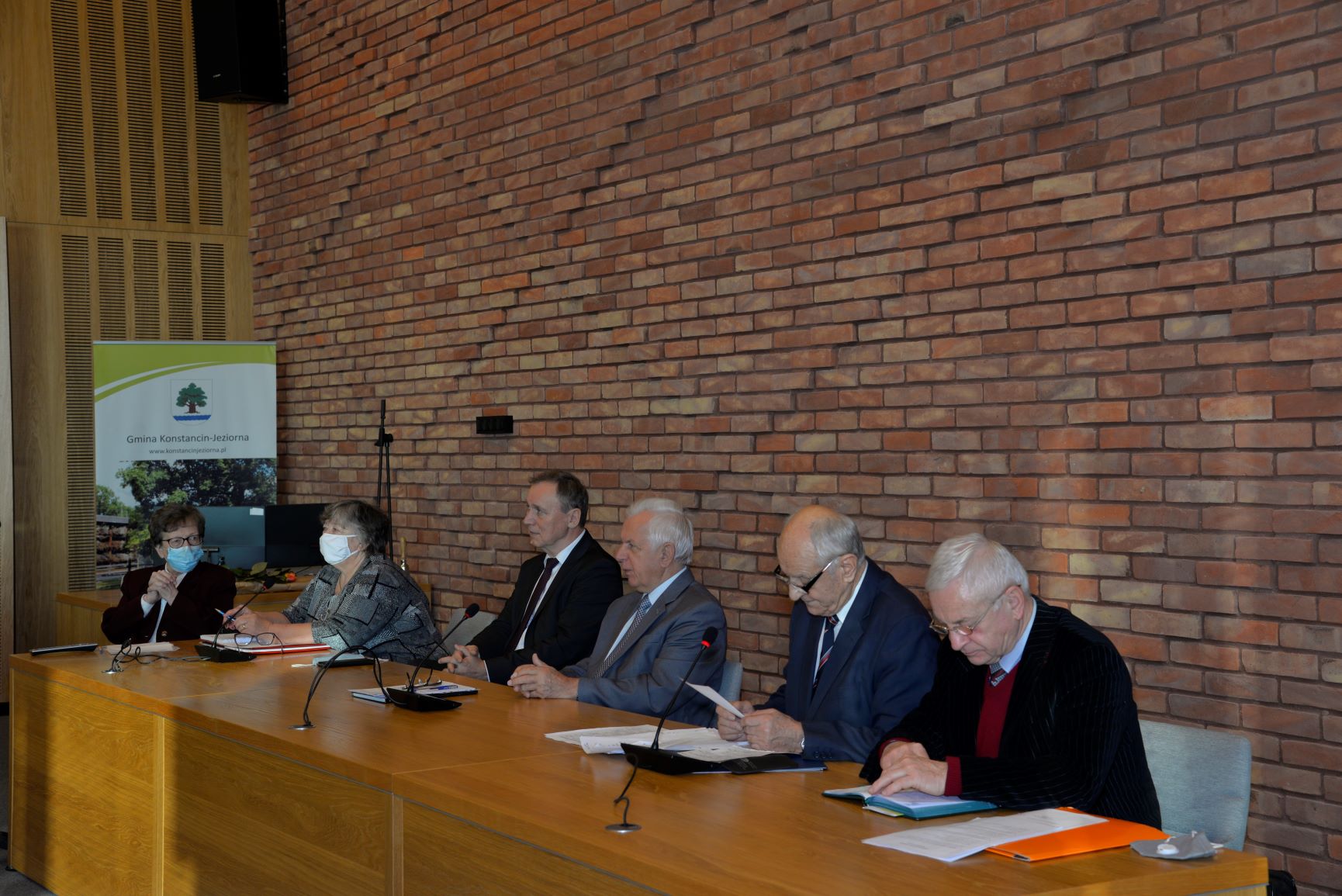 Sala posiedzeń. Przy drewnianym stole siedzi sześć osób. Dwie kobiety i czterech mężczyzn, seniorzy. 