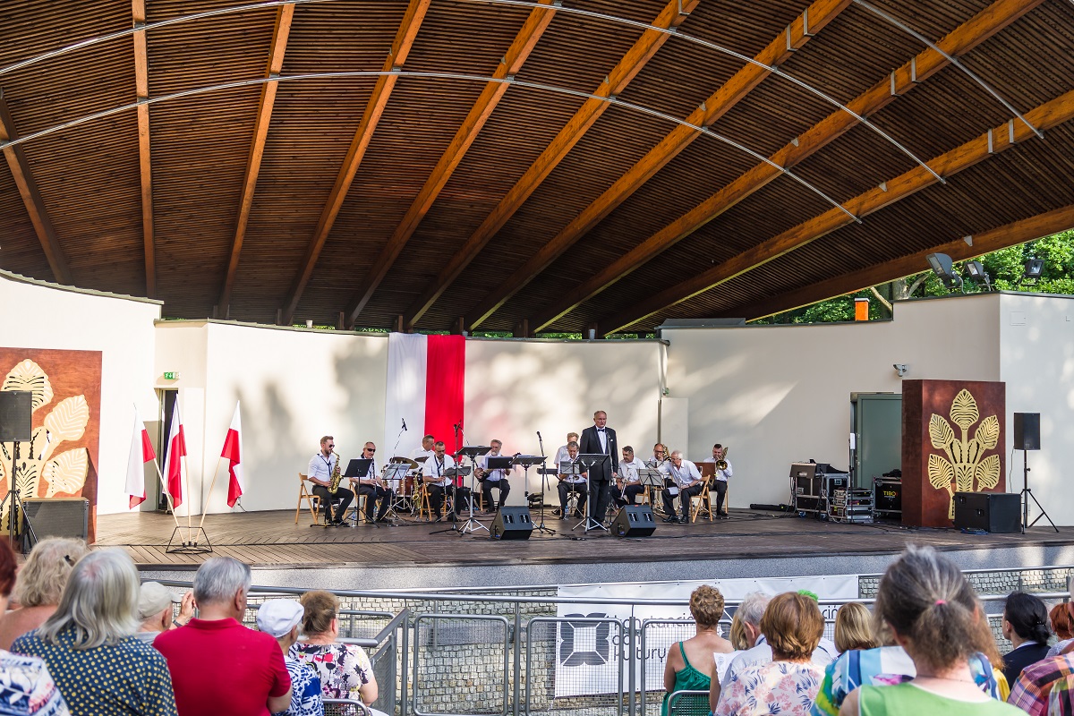 Scena amfiteatru, na której odbywa się koncert muzyczny.