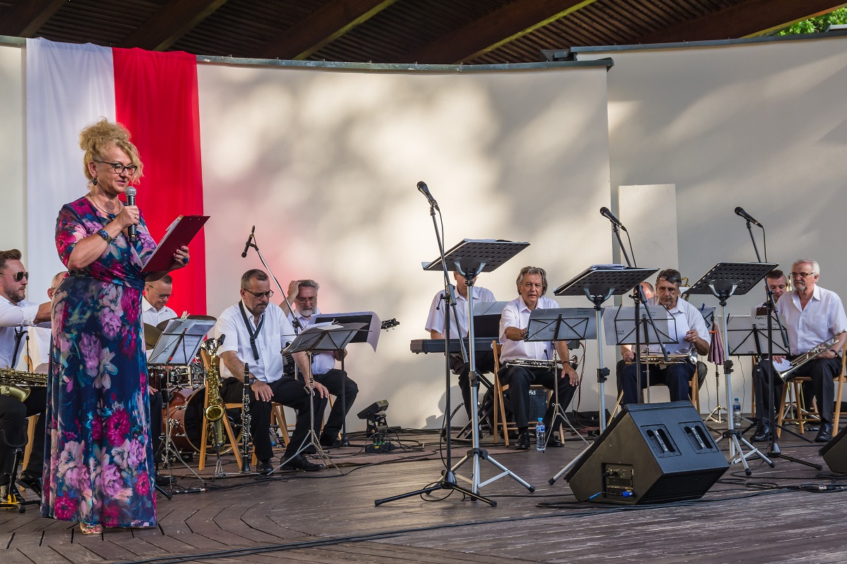 Scena amfiteatru, na której odbywa się koncert muzyczny.