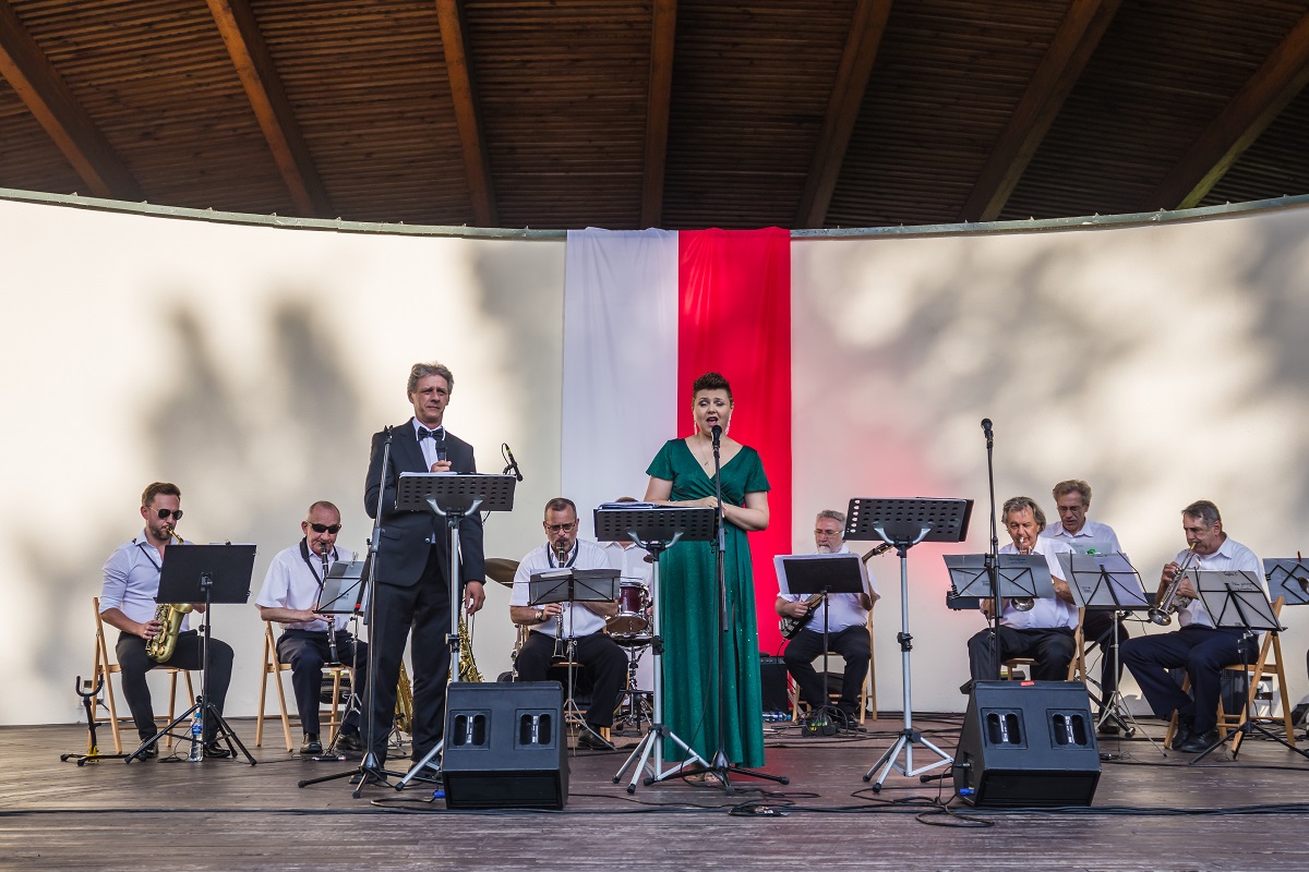 Scena amfiteatru, na której odbywa się koncert muzyczny.