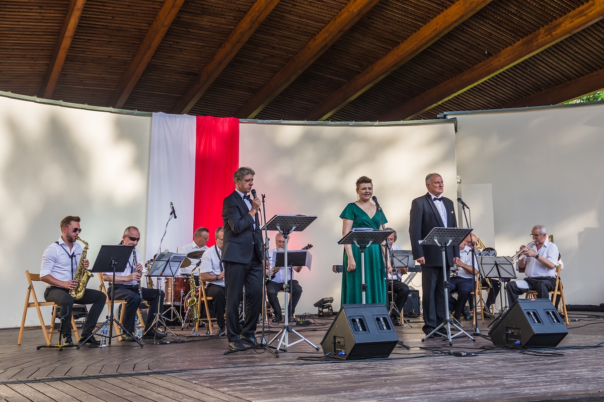 Scena amfiteatru, na której odbywa się koncert muzyczny.