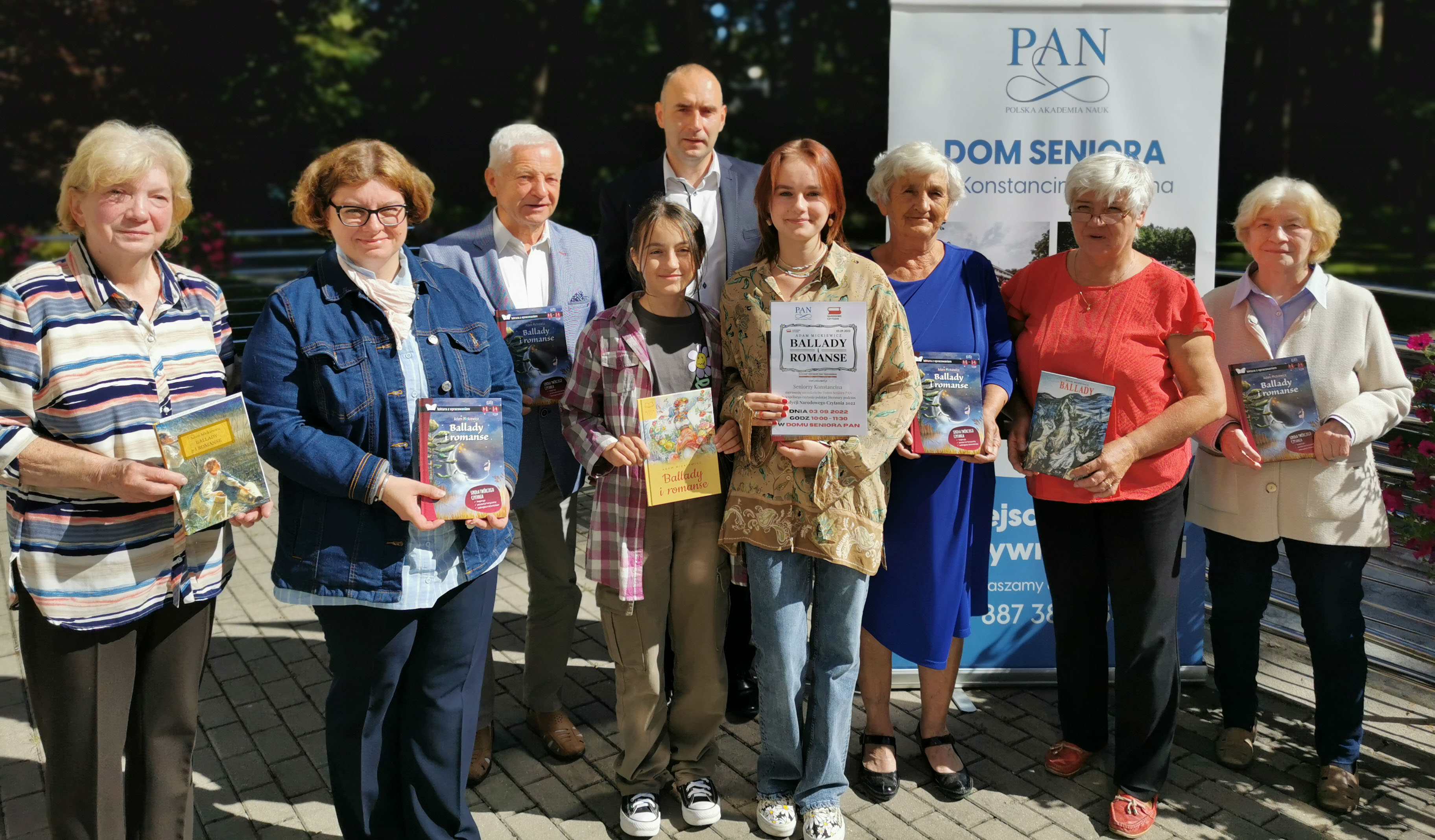 Galeria zdjęć prezentujących akcję Narodowego Czytania w Domu Seniora PAN,