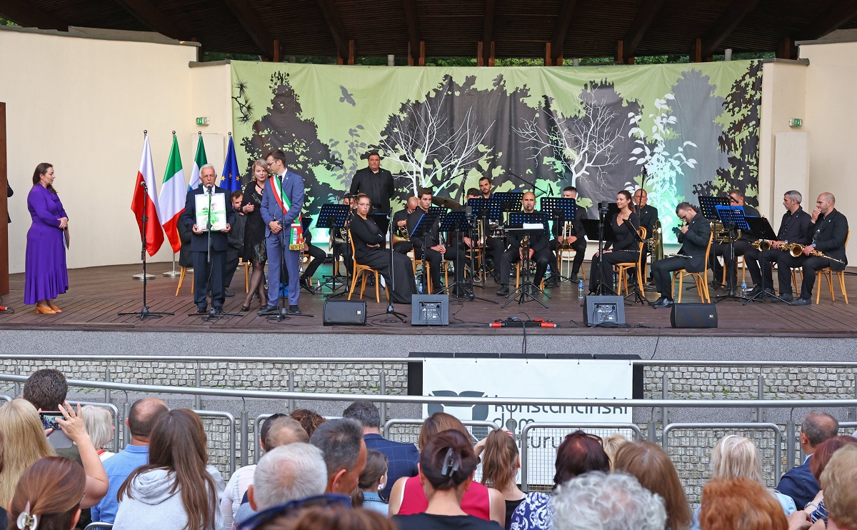 Orkiestra Banda Musicale Cittadina di Pisogne na scenie wraz z burmistrzem Konstancina-Jeziorny i burmistrzem Pisogne.