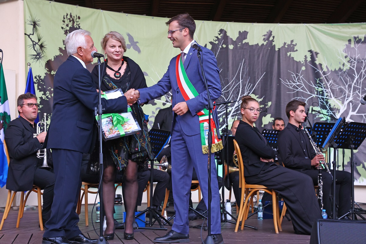 Burmistrz Kazimierz Jańczuk na scenie ściskający dłoń burmistrzowi Pisogne.