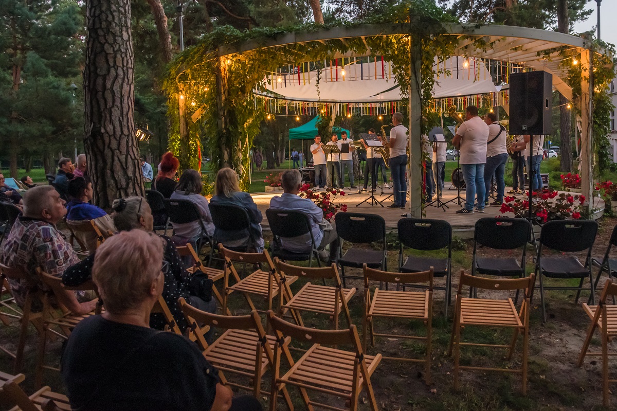Koncert orkiestry z Pisogne w altanie.