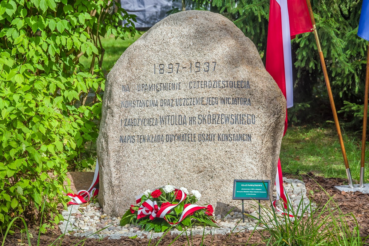 Odrestaurowany głaz pamiątkowy.