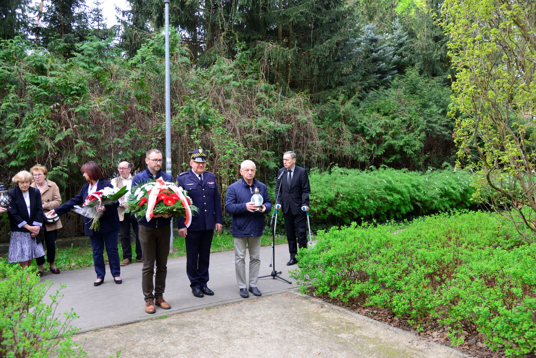 Zdjęcia relacjonujące uroczystości z okazji 84. rocznicy zbrodni katyńskiej, prezentujące osoby składające kwiaty przed pomnikiem katyńskim.   