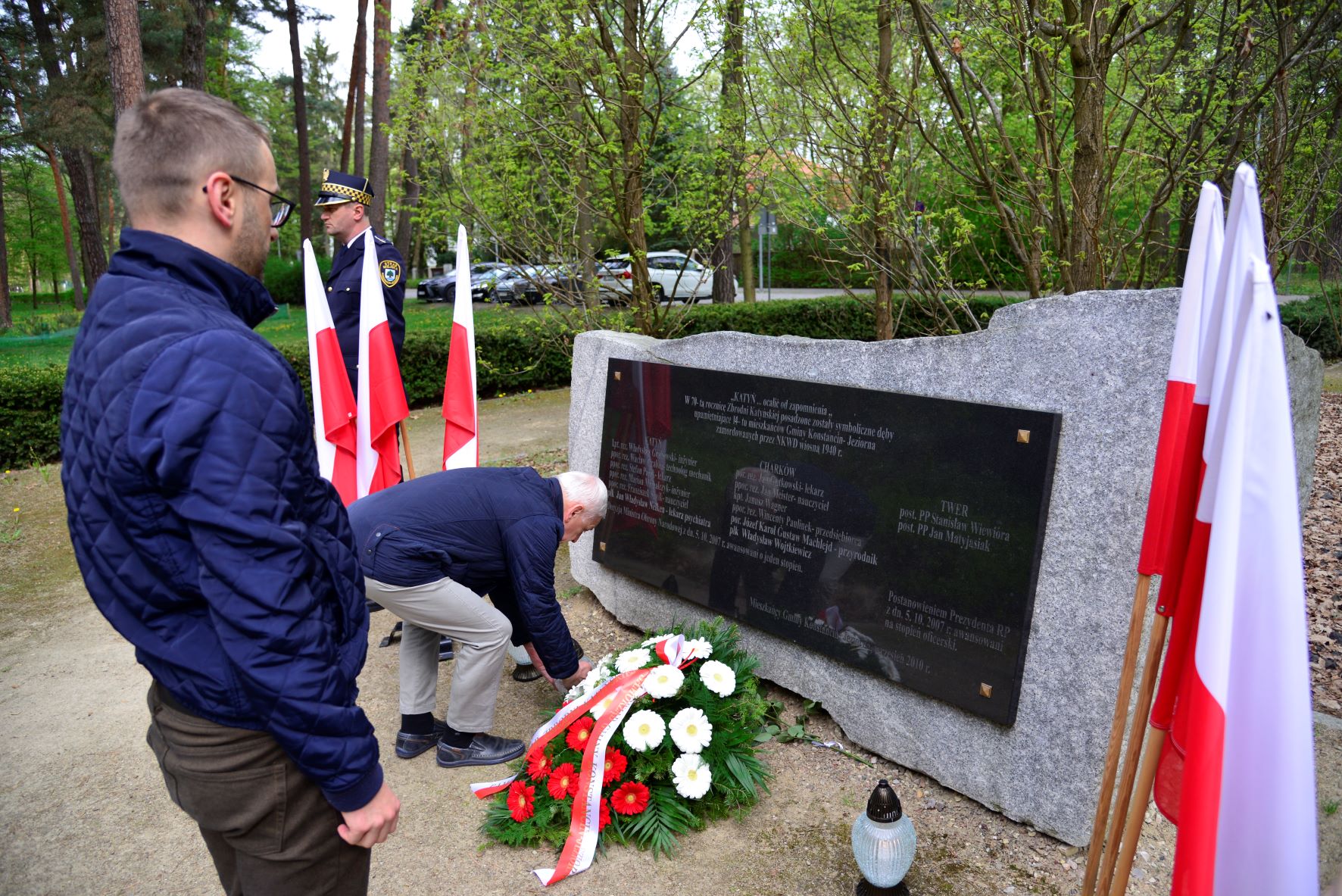 Zdjęcia relacjonujące uroczystości z okazji 84. rocznicy zbrodni katyńskiej, prezentujące osoby składające kwiaty przed pomnikiem katyńskim.   
