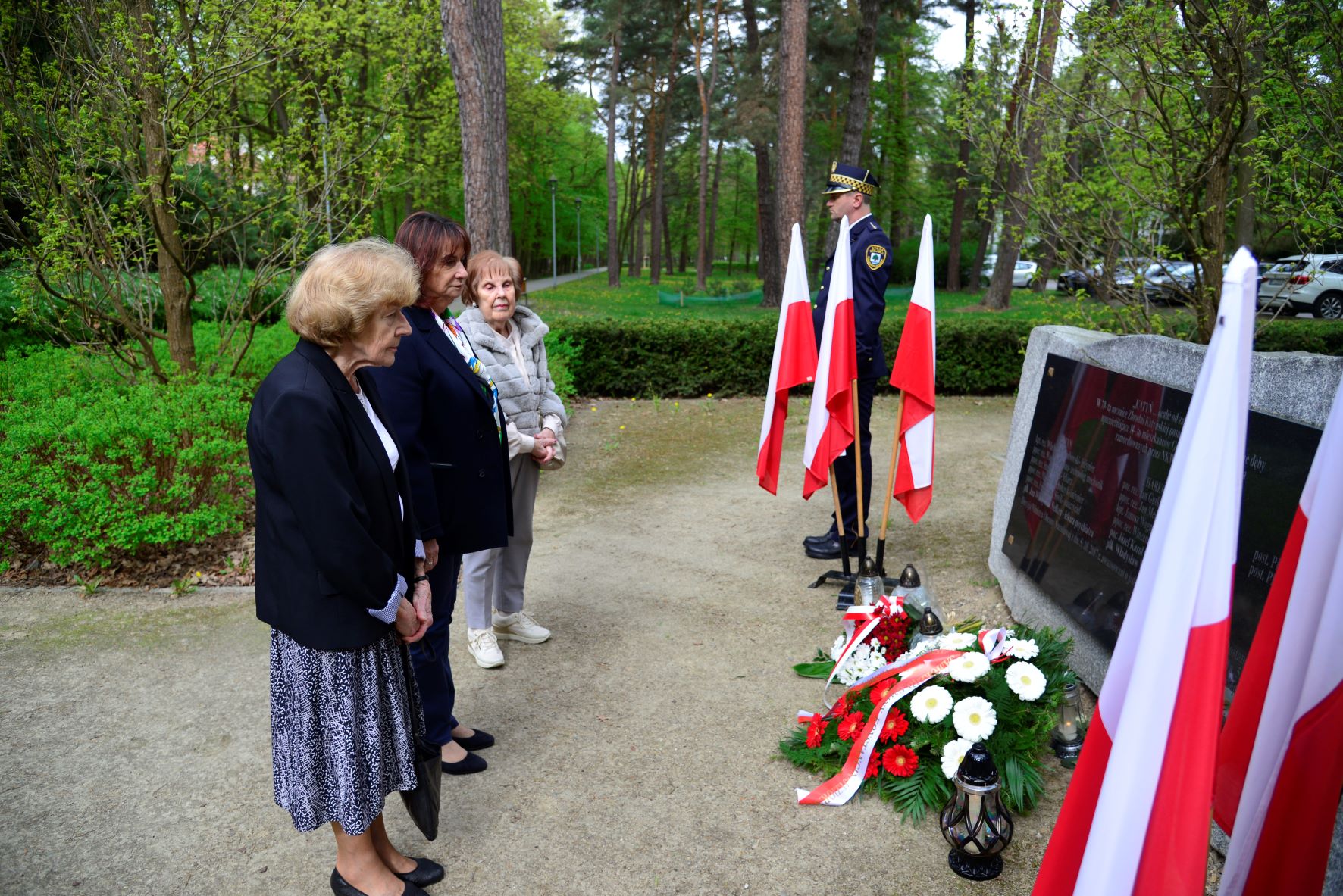 Zdjęcia relacjonujące uroczystości z okazji 84. rocznicy zbrodni katyńskiej, prezentujące osoby składające kwiaty przed pomnikiem katyńskim.   
