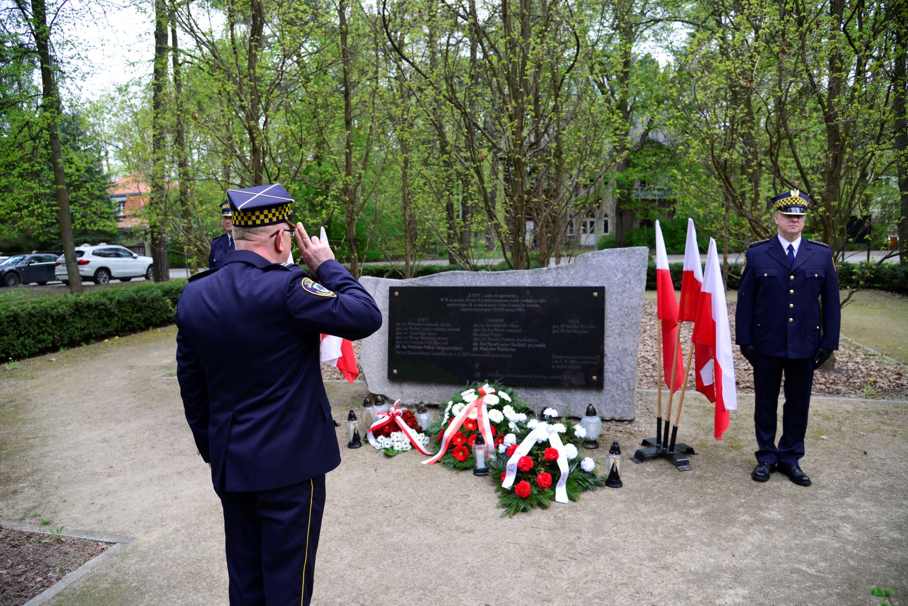 Zdjęcia relacjonujące uroczystości z okazji 84. rocznicy zbrodni katyńskiej, prezentujące osoby składające kwiaty przed pomnikiem katyńskim.   