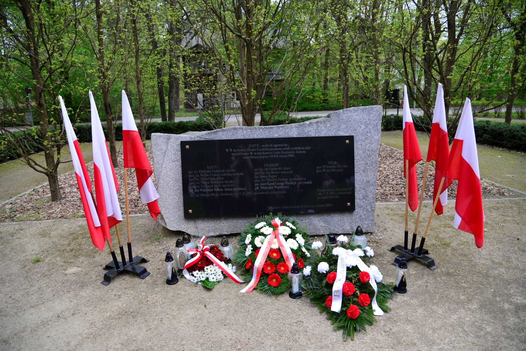 Zdjęcia relacjonujące uroczystości z okazji 84. rocznicy zbrodni katyńskiej, prezentujące osoby składające kwiaty przed pomnikiem katyńskim.   