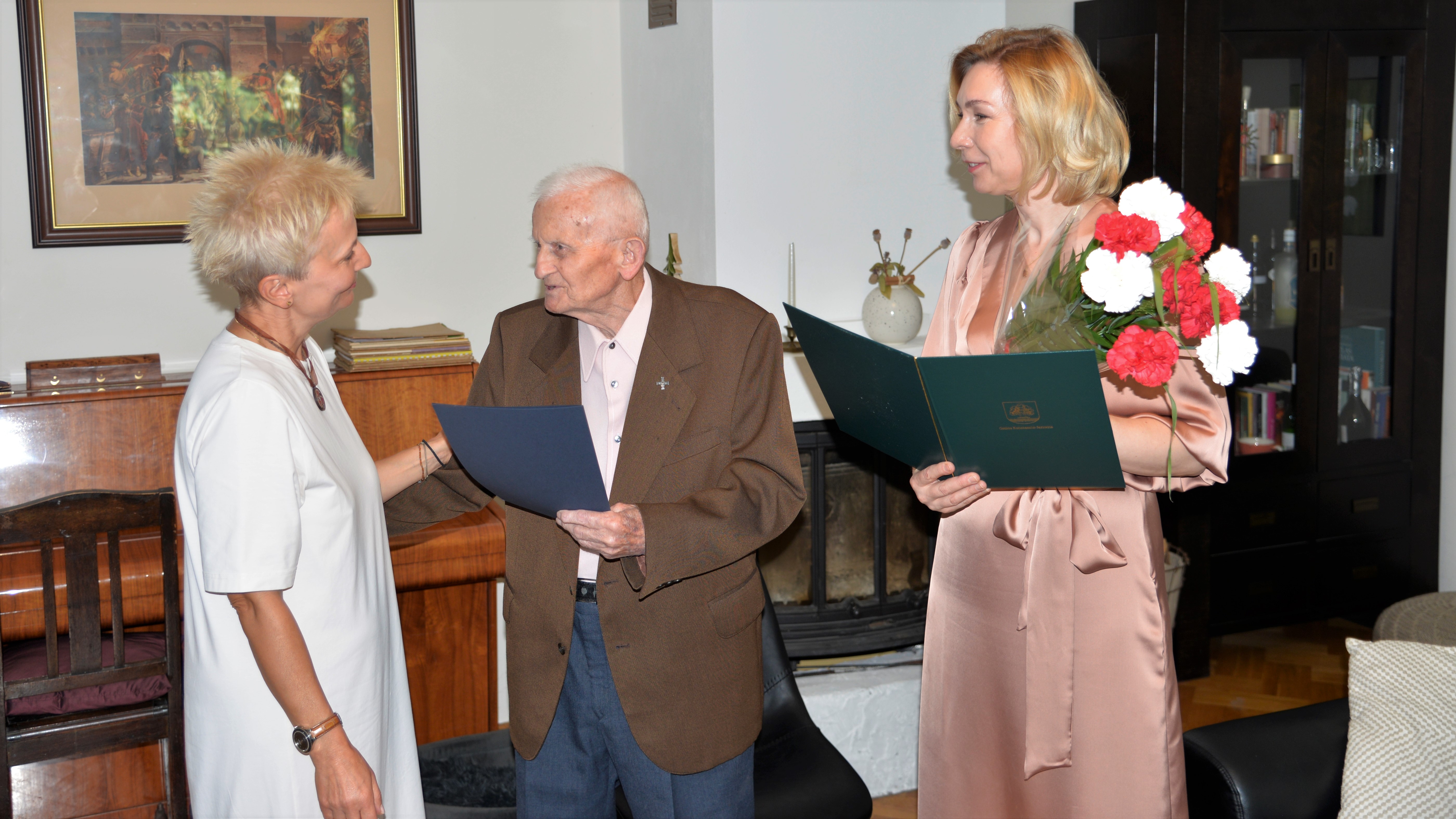 Wręczenie listów gratulacyjnych i kwiatów Powstańcom Warszawskim