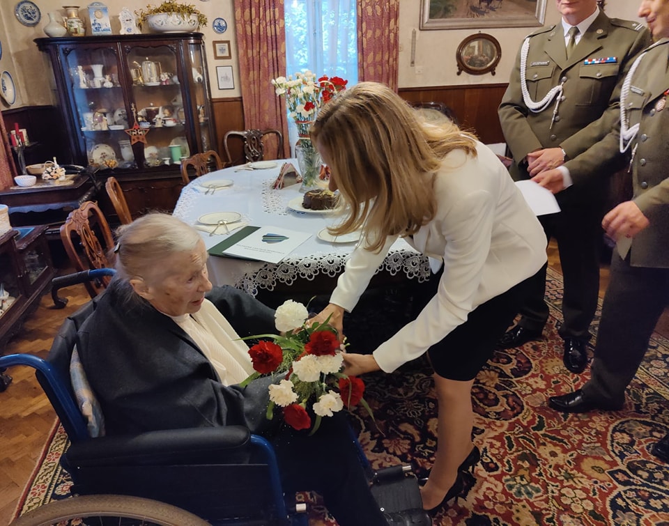 Wręczenie listów gratulacyjnych i kwiatów Powstańcom Warszawskim