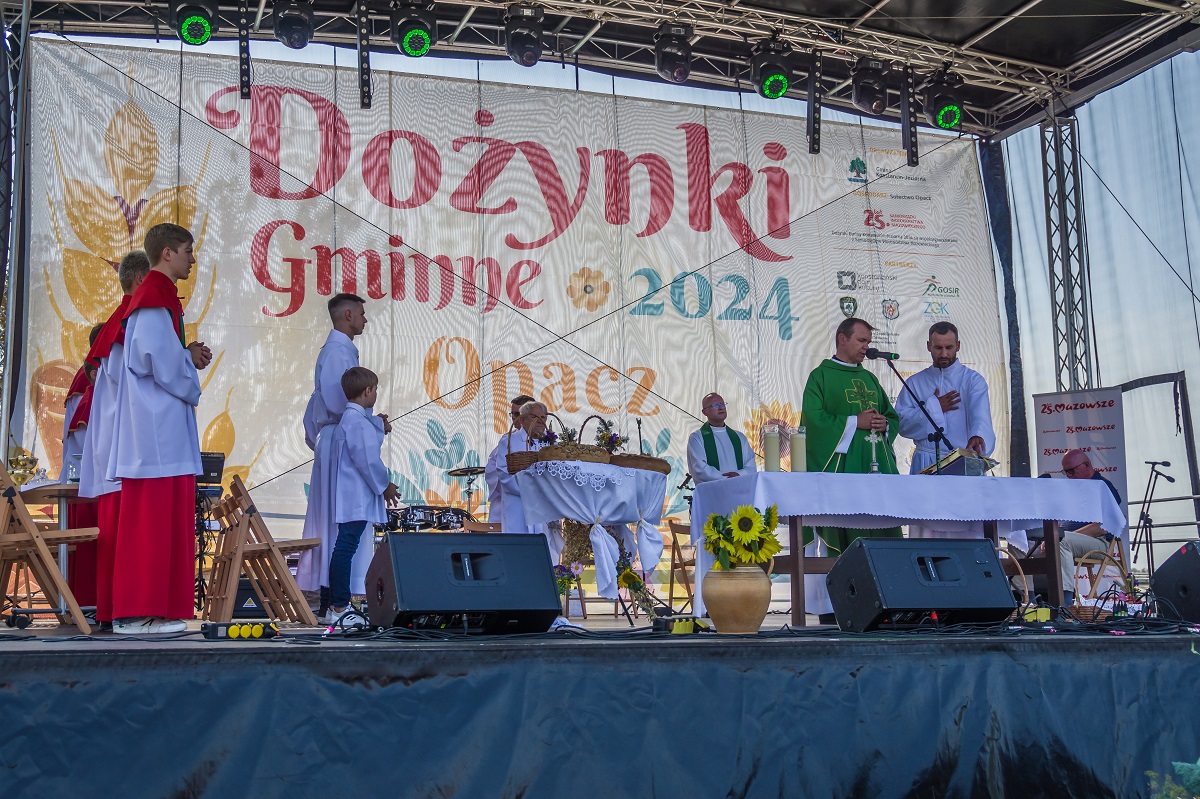 Ksiądz odprawiający mszę świętą 