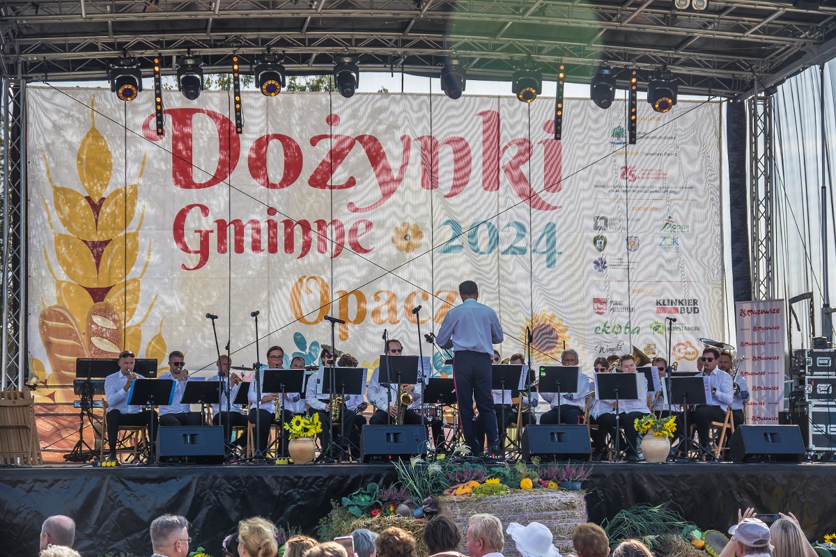 orkiestra gra na scenie