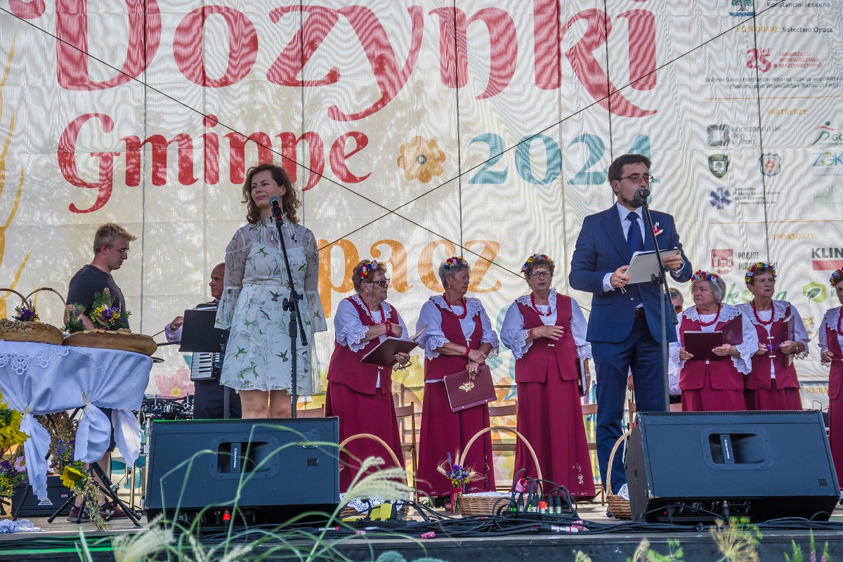 na scenie przemawia burmistrz 