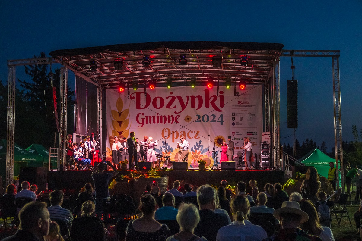 na scenie artyści w kolorowych strojach