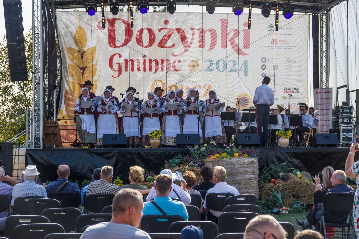 zespół w ludowych strojach na scenie