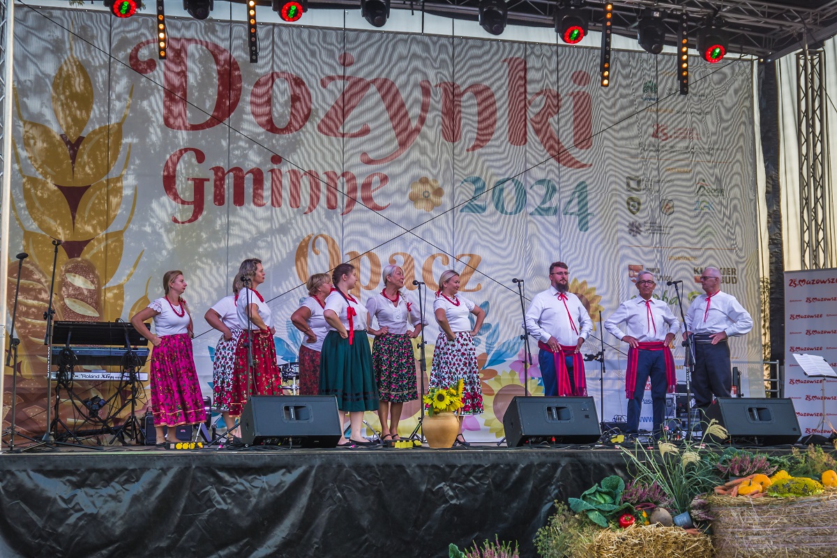 na scenie kobiety i mężczyźni w kolorowych strojach