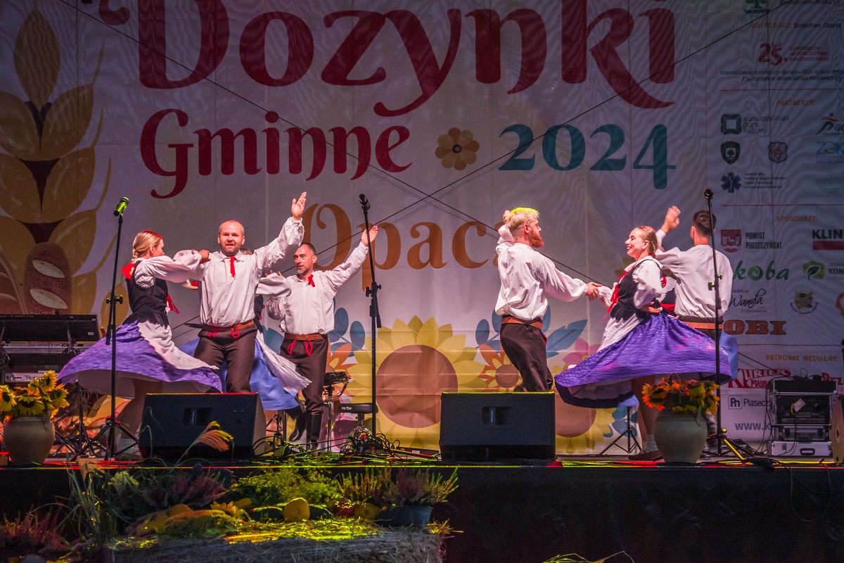 grupka osób tańczy na scenie 