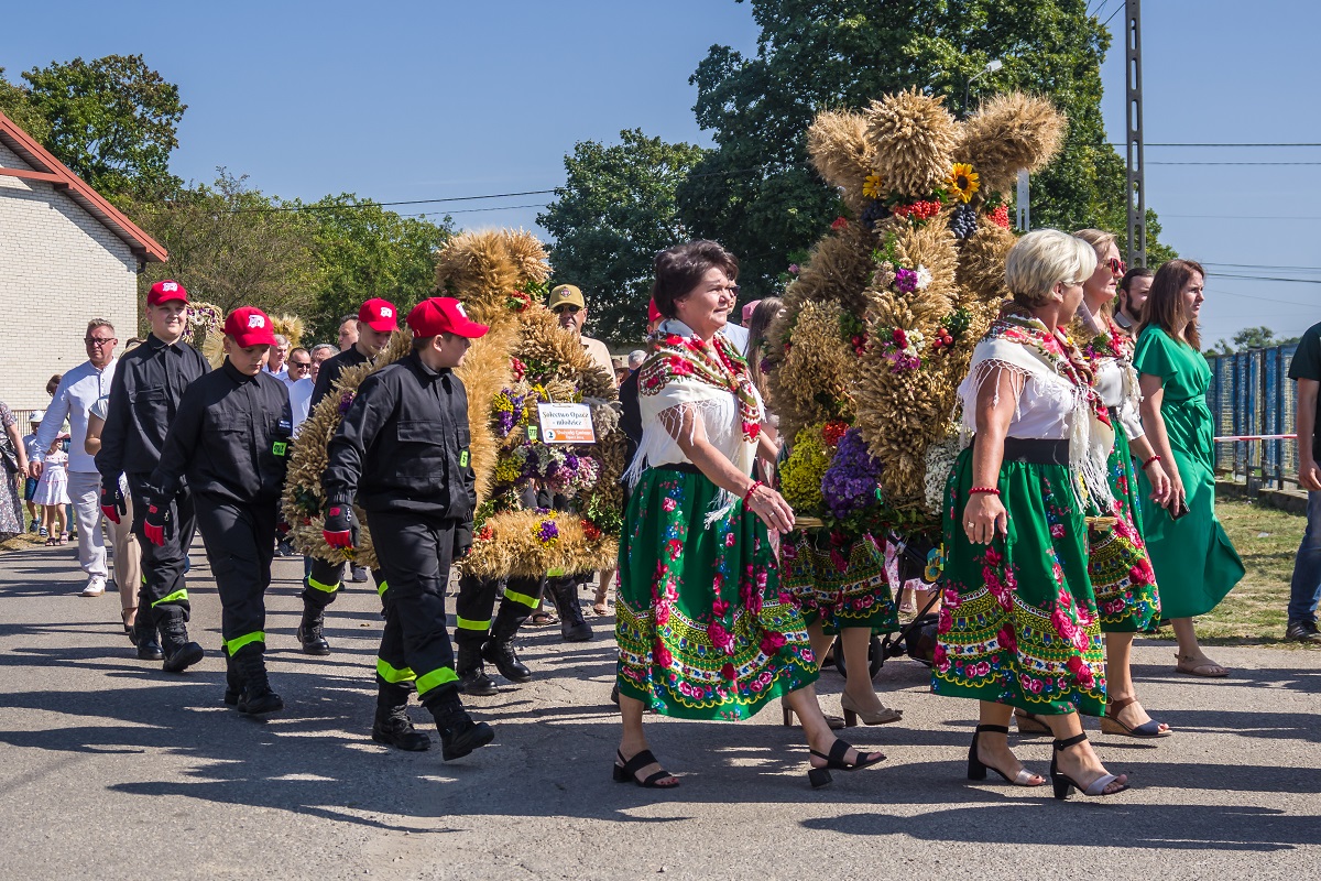 grupka osób z wieńcami 
