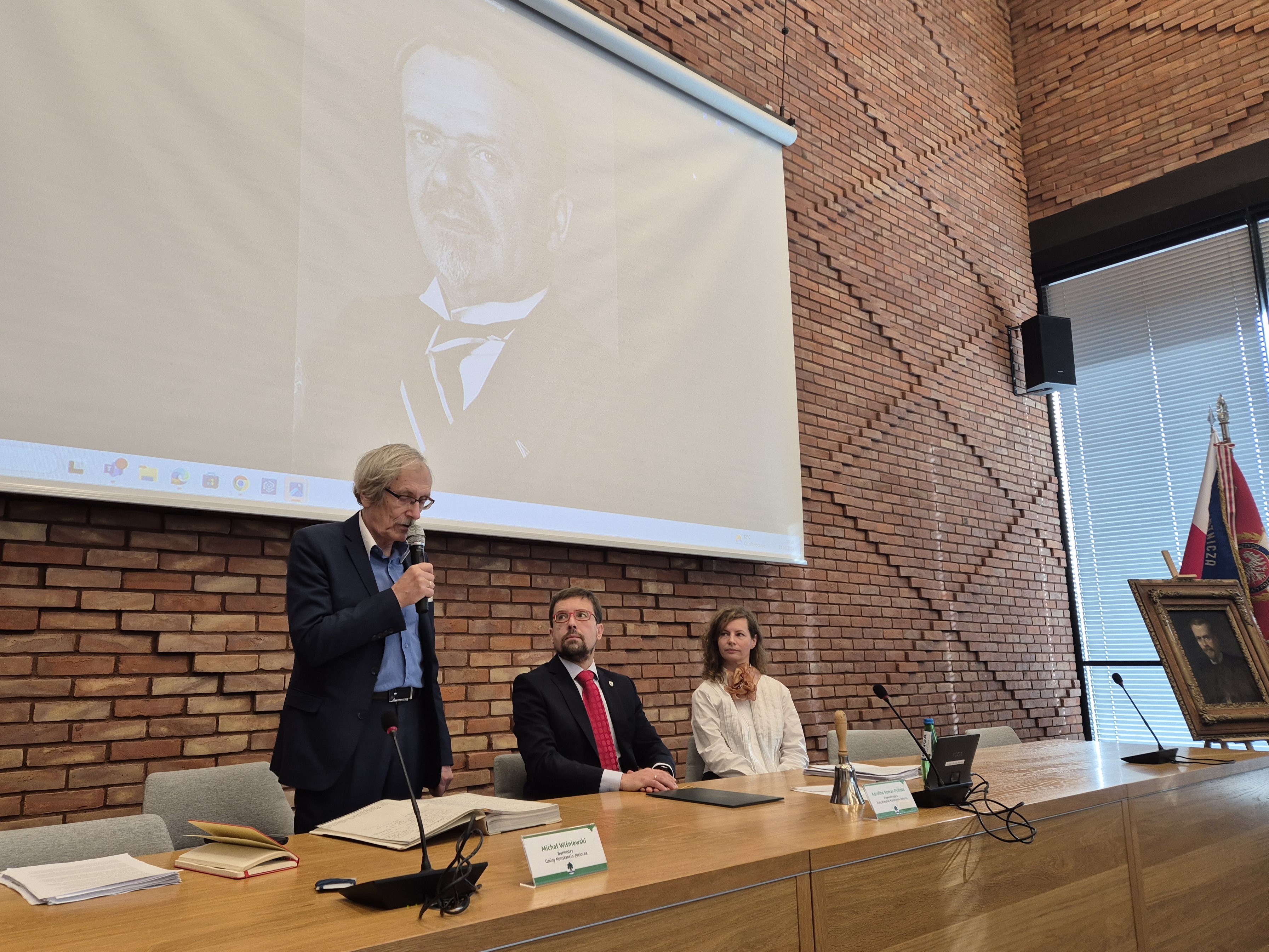 Zdjęcia z uroczystość poświęconej Wacławowi Gąsiorowskiemu.