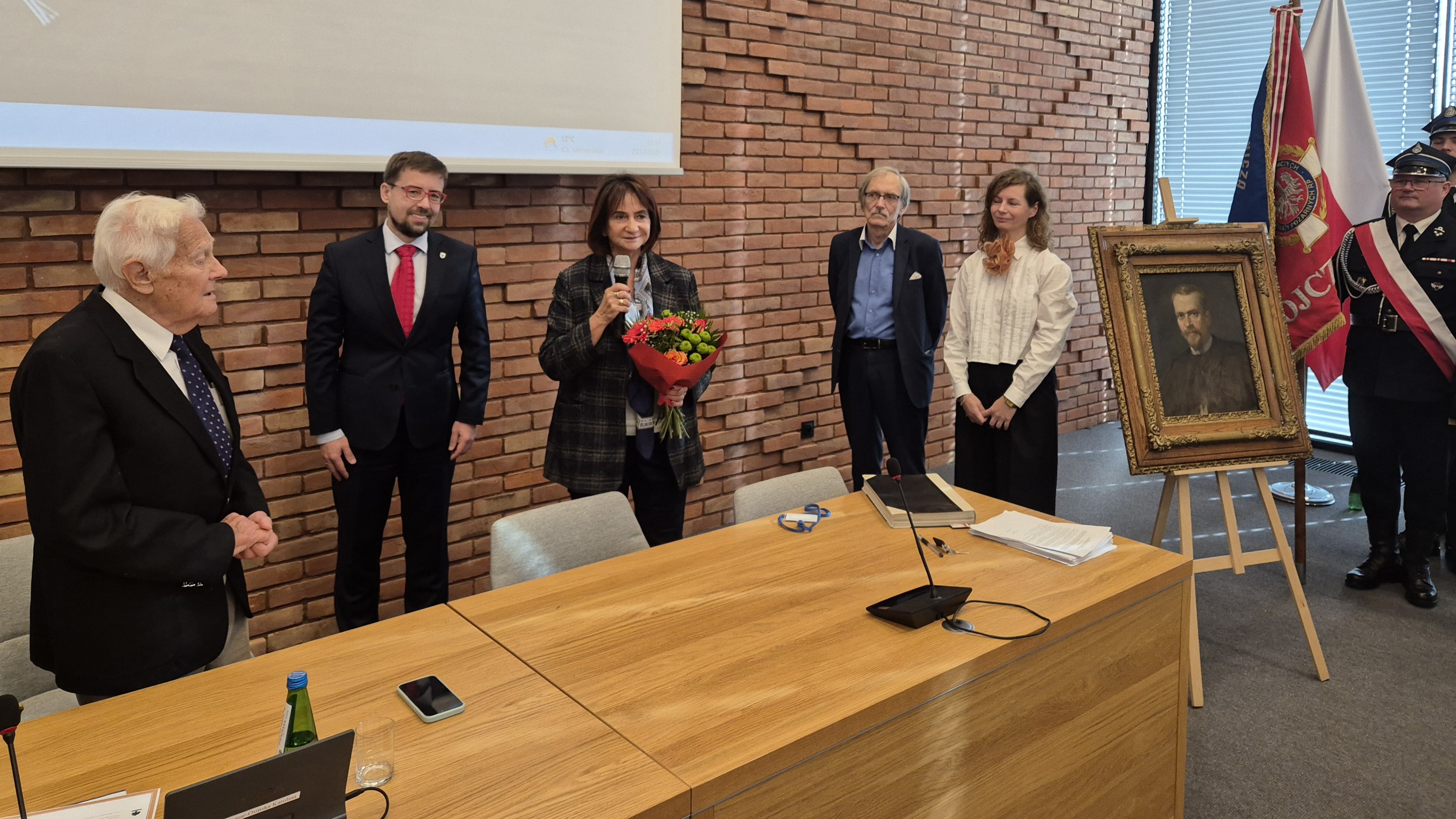 Zdjęcia z uroczystość poświęconej Wacławowi Gąsiorowskiemu.