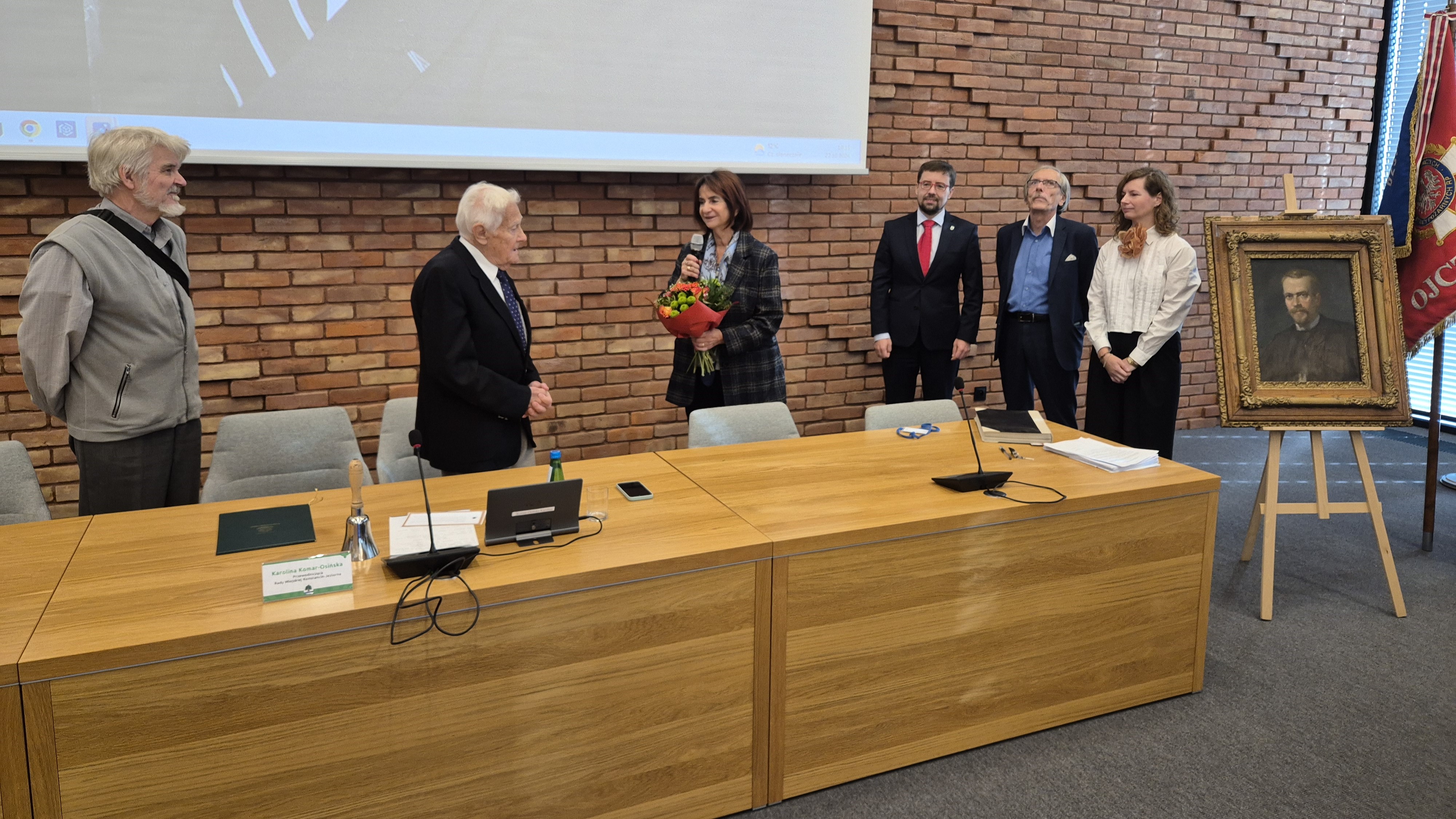 Zdjęcia z uroczystość poświęconej Wacławowi Gąsiorowskiemu.
