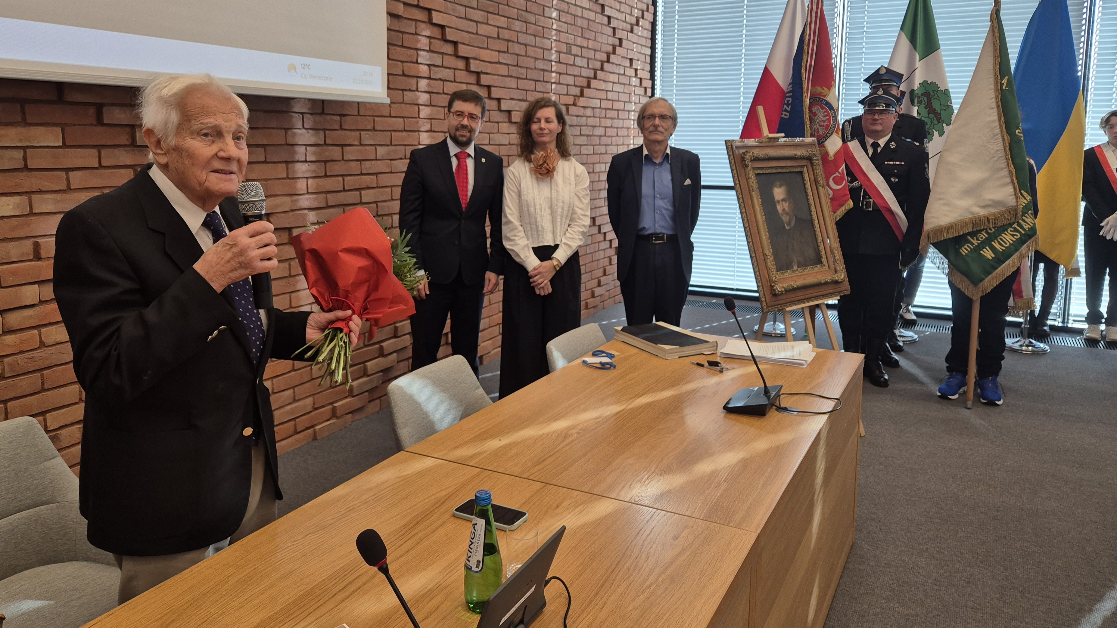 Zdjęcia z uroczystość poświęconej Wacławowi Gąsiorowskiemu.