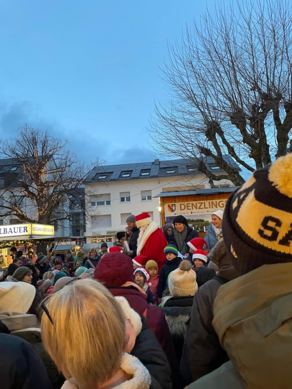 Zdjęcia prezentujące jarmark świąteczny w Denzlingen
