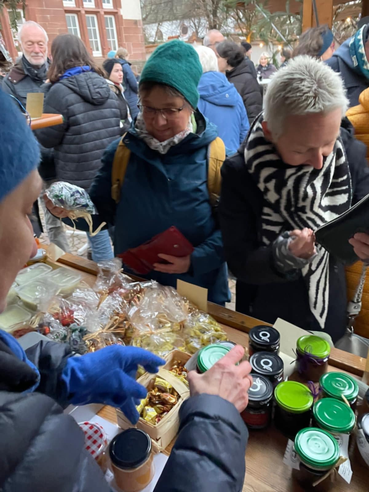 Zdjęcia prezentujące jarmark świąteczny w Denzlingen
