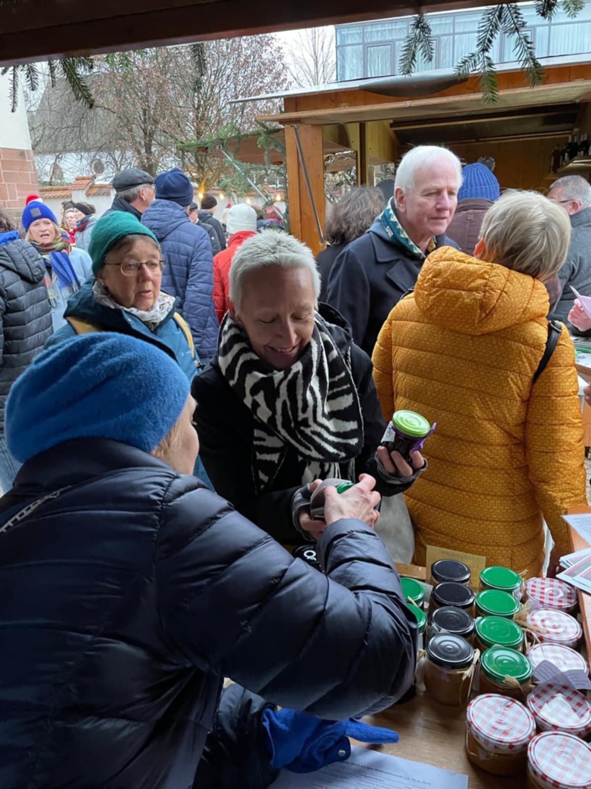 Zdjęcia prezentujące jarmark świąteczny w Denzlingen