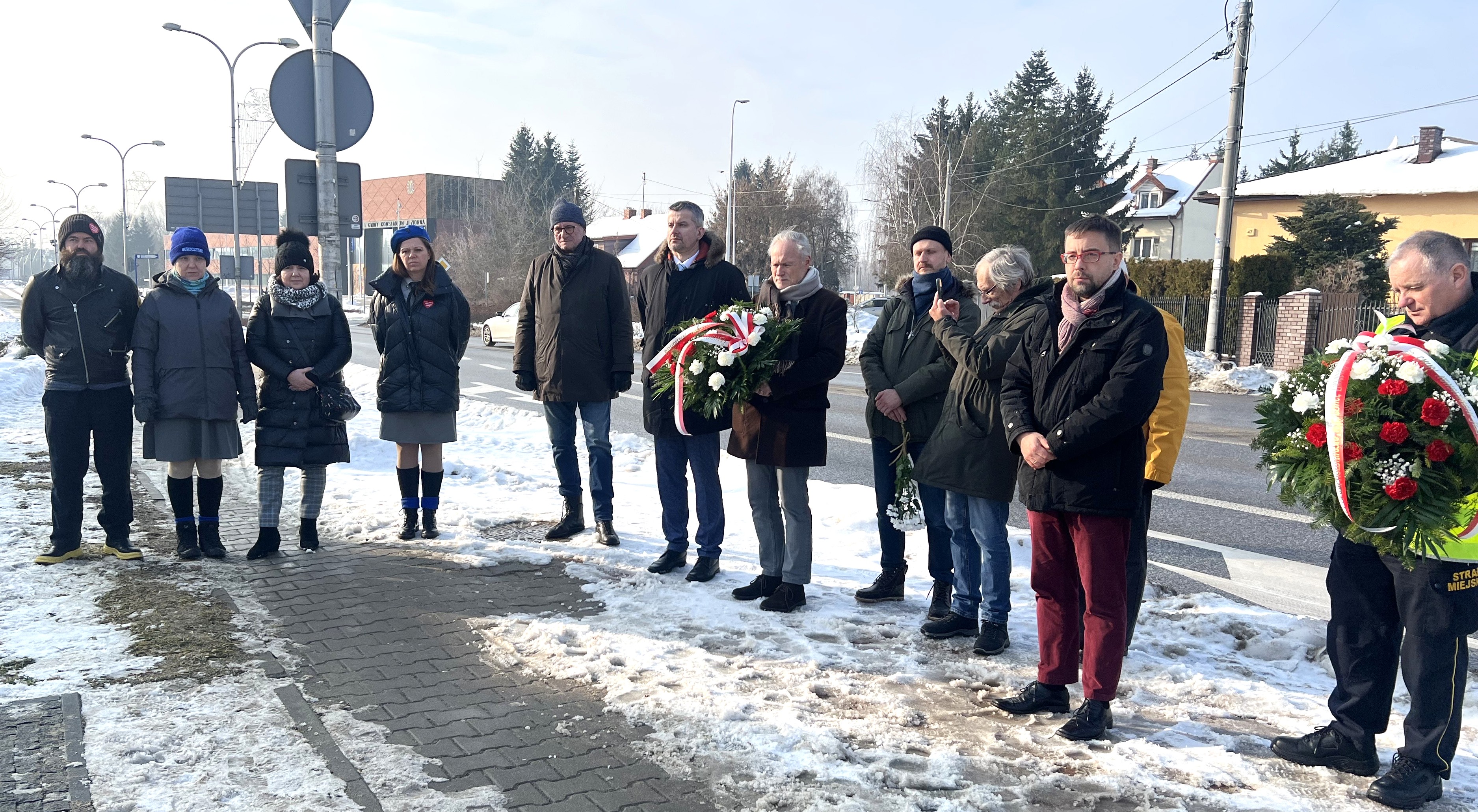 Galeria zdjęć z uroczystości złożenia kwiatów przy pomniku upamiętniającym społeczność żydowską.