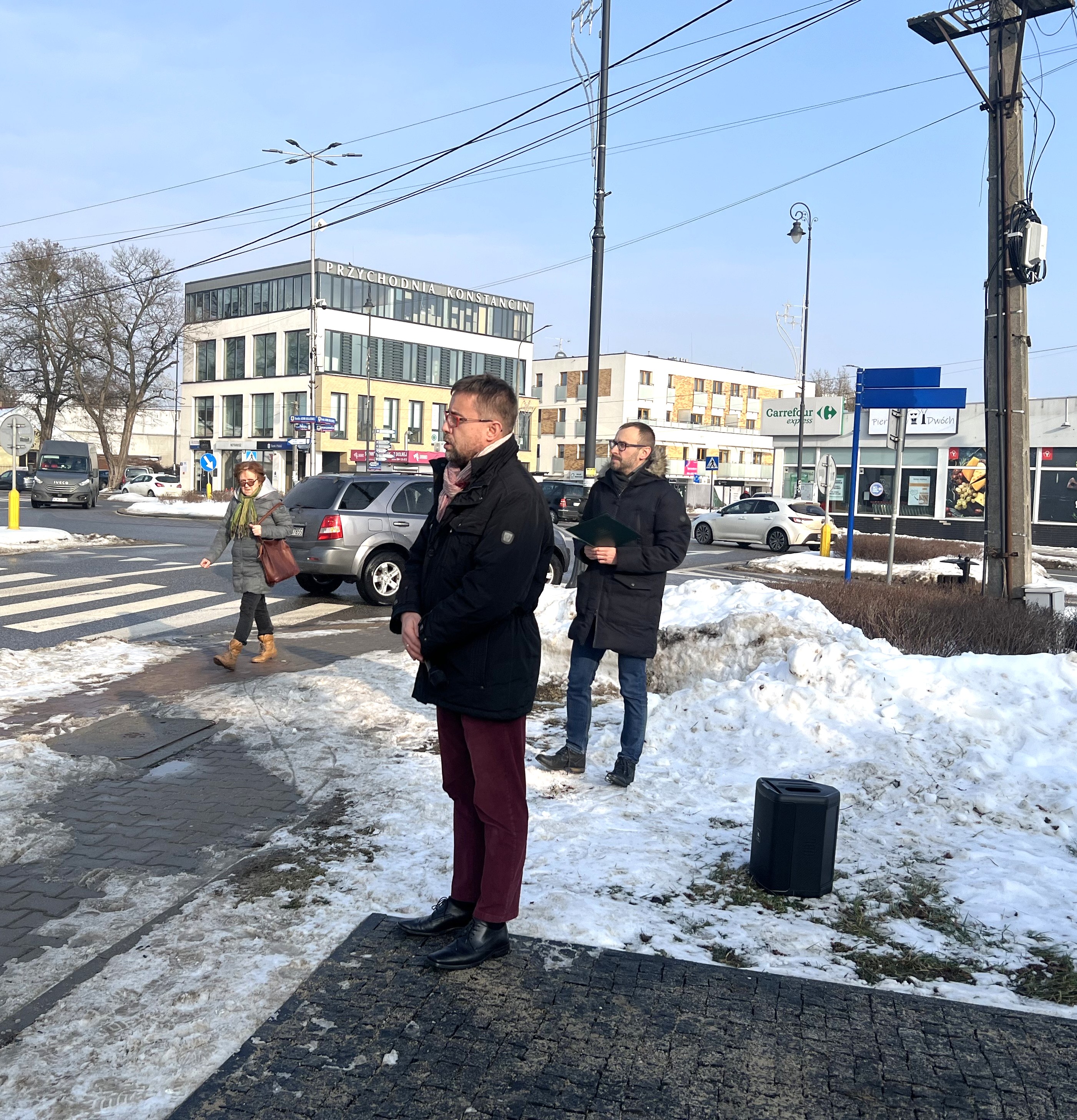 Galeria zdjęć z uroczystości złożenia kwiatów przy pomniku upamiętniającym społeczność żydowską.