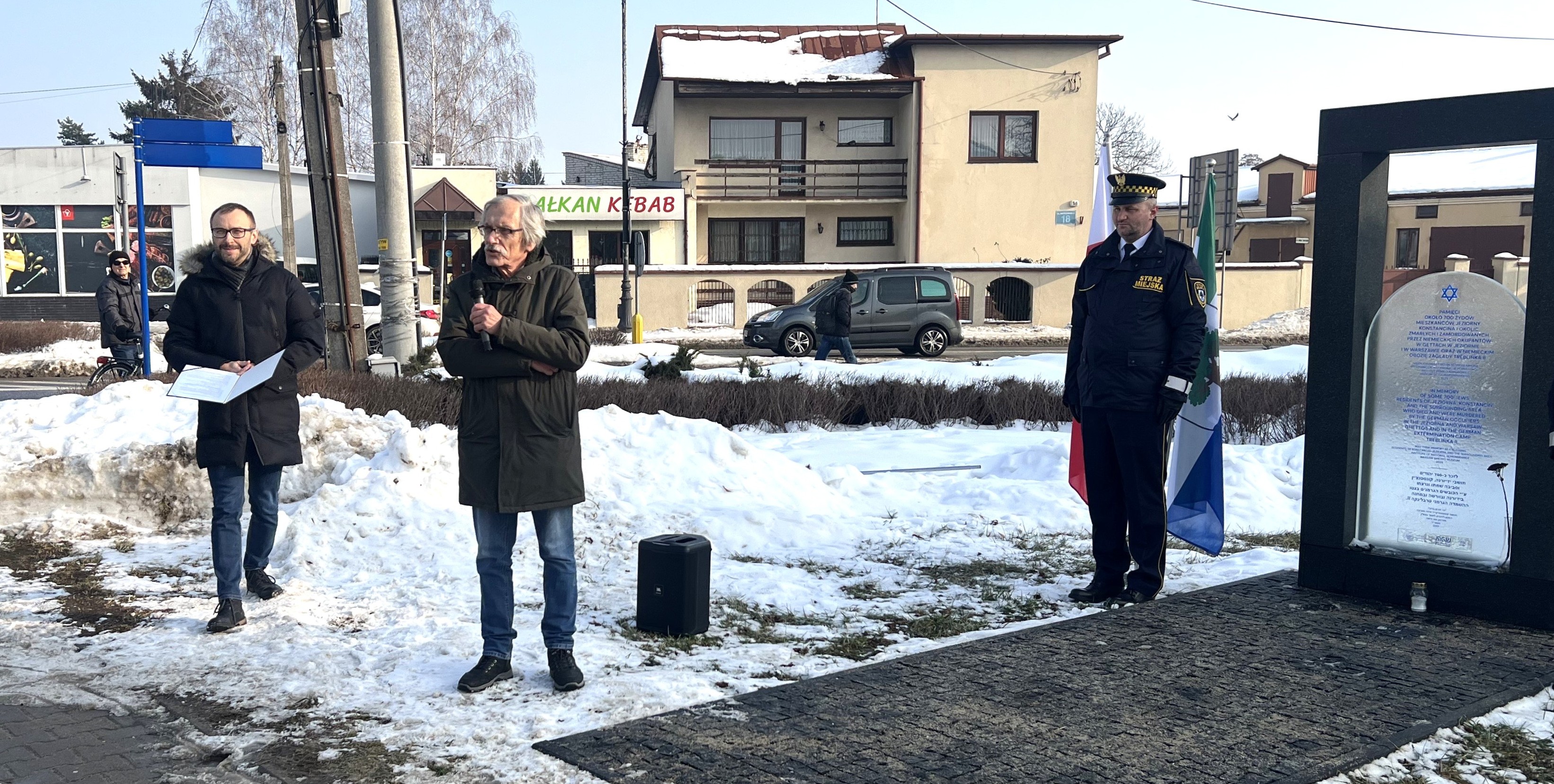 Galeria zdjęć z uroczystości złożenia kwiatów przy pomniku upamiętniającym społeczność żydowską.