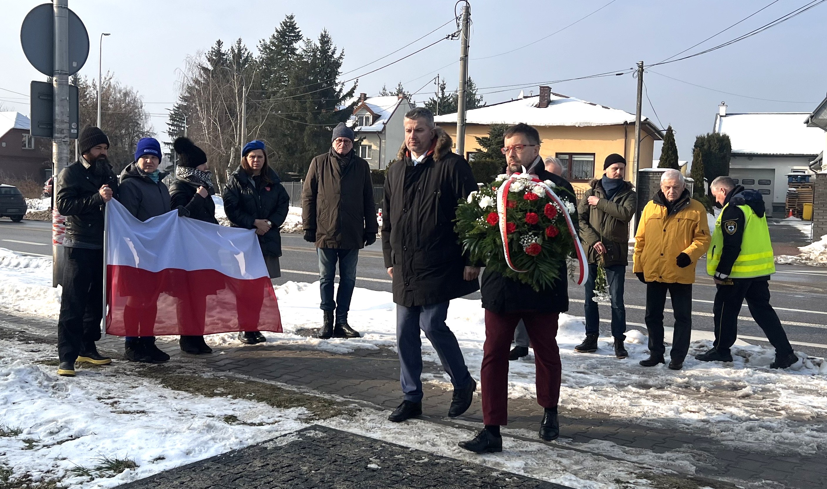 Galeria zdjęć z uroczystości złożenia kwiatów przy pomniku upamiętniającym społeczność żydowską.