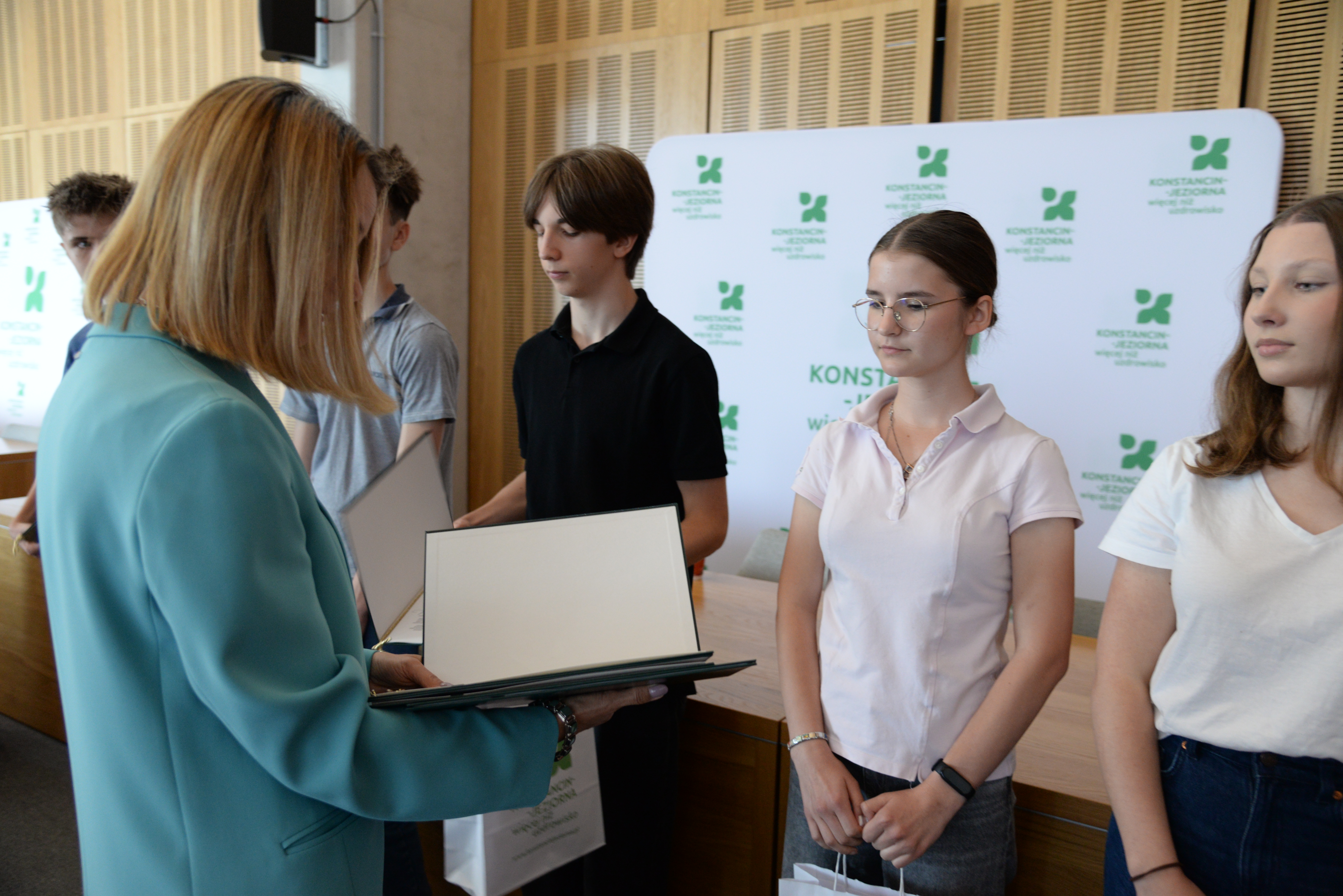 Spotkanie podsumowujące projekt #ProjektJeziorka - Katarzyna Tusińska I zastępca burmistrzawręczan dyplom