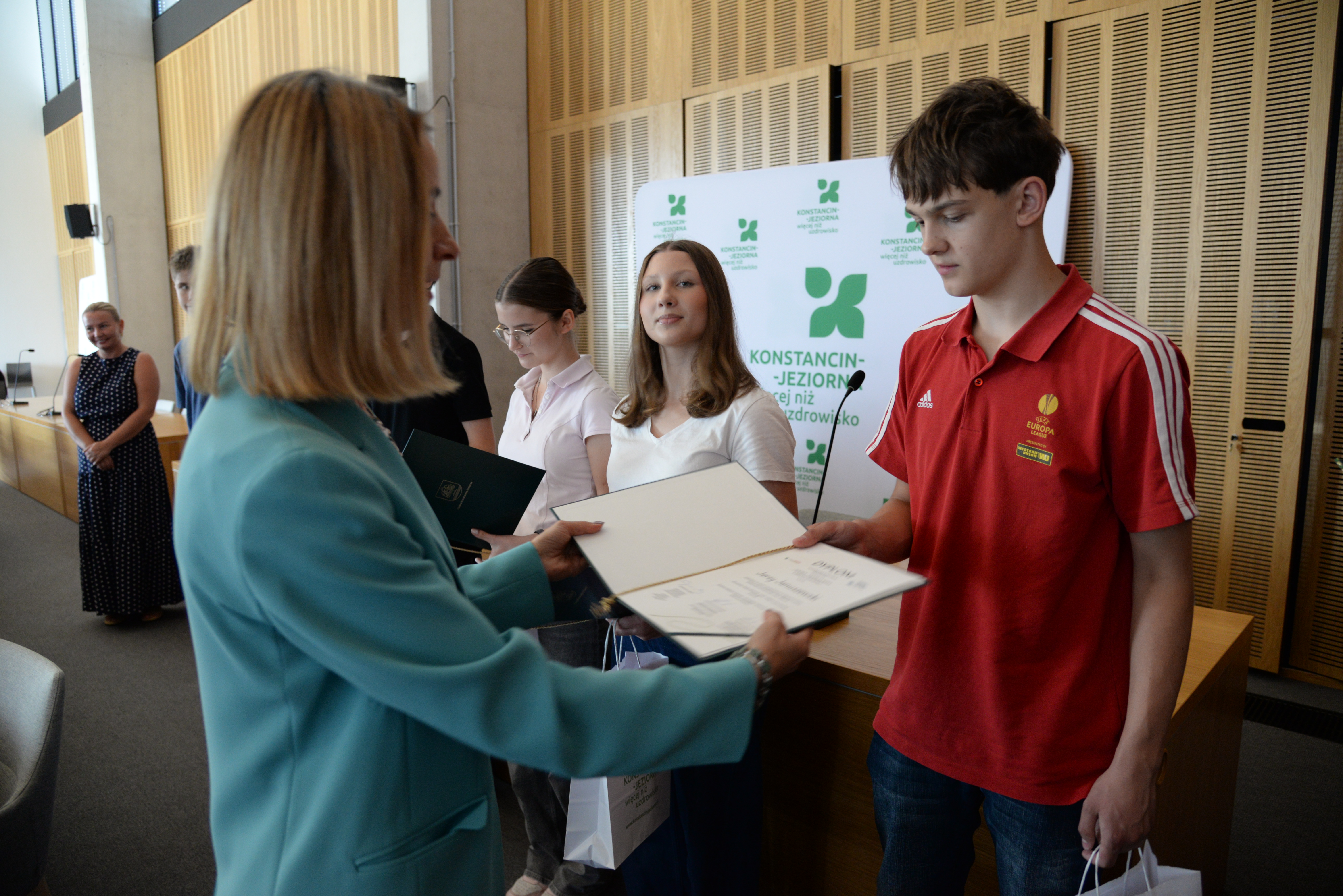 Spotkanie podsumowujące projekt #ProjektJeziorka - Katarzyna Tusińska, I zastępca burmistrza wręcza dyplom