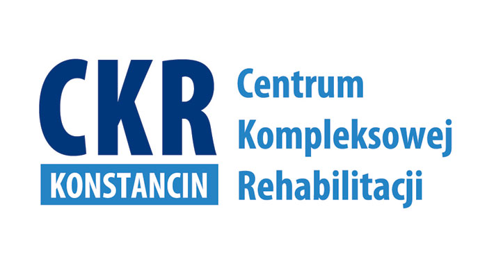 Logo Centrum Kompleksowej Rehabilitacji, które składa się z dwóch elementów. Po lewej stronie jest granatowy napis: CKR, a pod nim na niebieskim tle biały napis Konstancin. Po prawej stronie loga znajdują się niebieskie napisy: w pierwszym wierszu słowo Centrum, w drugim Kompleksowej, a w trzecim Rehabilitacji. 