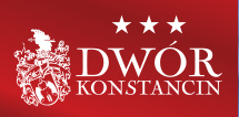 Logo Dworu Konstancin, które składa się z czerwonego prostokąta wypełnionego białymi elementami. Po lewej stronie jest grafika o nieregularnych kształtach, po prawej zaś napis: w pierwszym wierszu słowo Dwór, w drugim Konstancin. Nad napisem umieszczone są trzy białe gwiazdki.